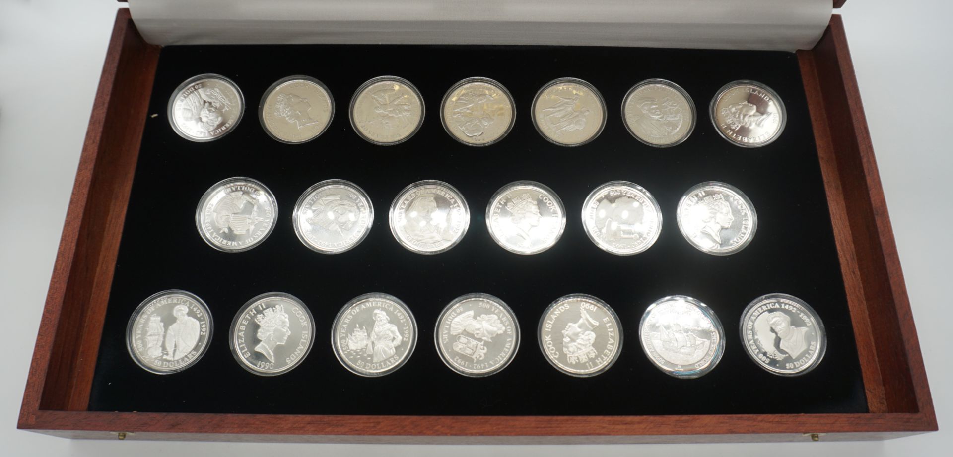 1 Set "Offizielle Gedenkmünzen 500 Jahre Amerika" in Silber u.a., sowie 1 Set "Medaillen der 6 Bayer - Bild 2 aus 3