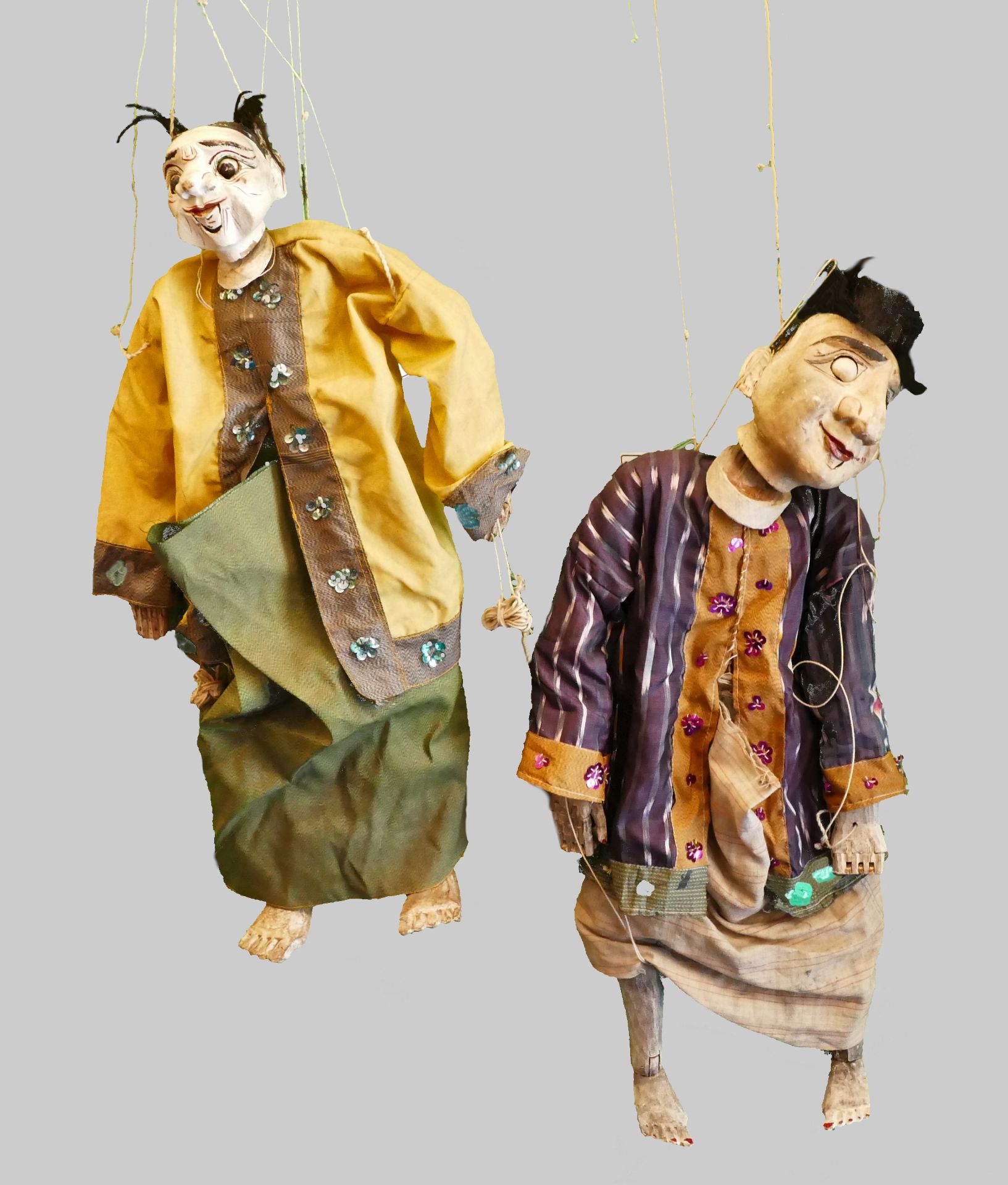 4 Marionetten wohl Japan 1. Hälfte 20. Jh. Holz bemalt mit Kleidung je H ca. 50cm,