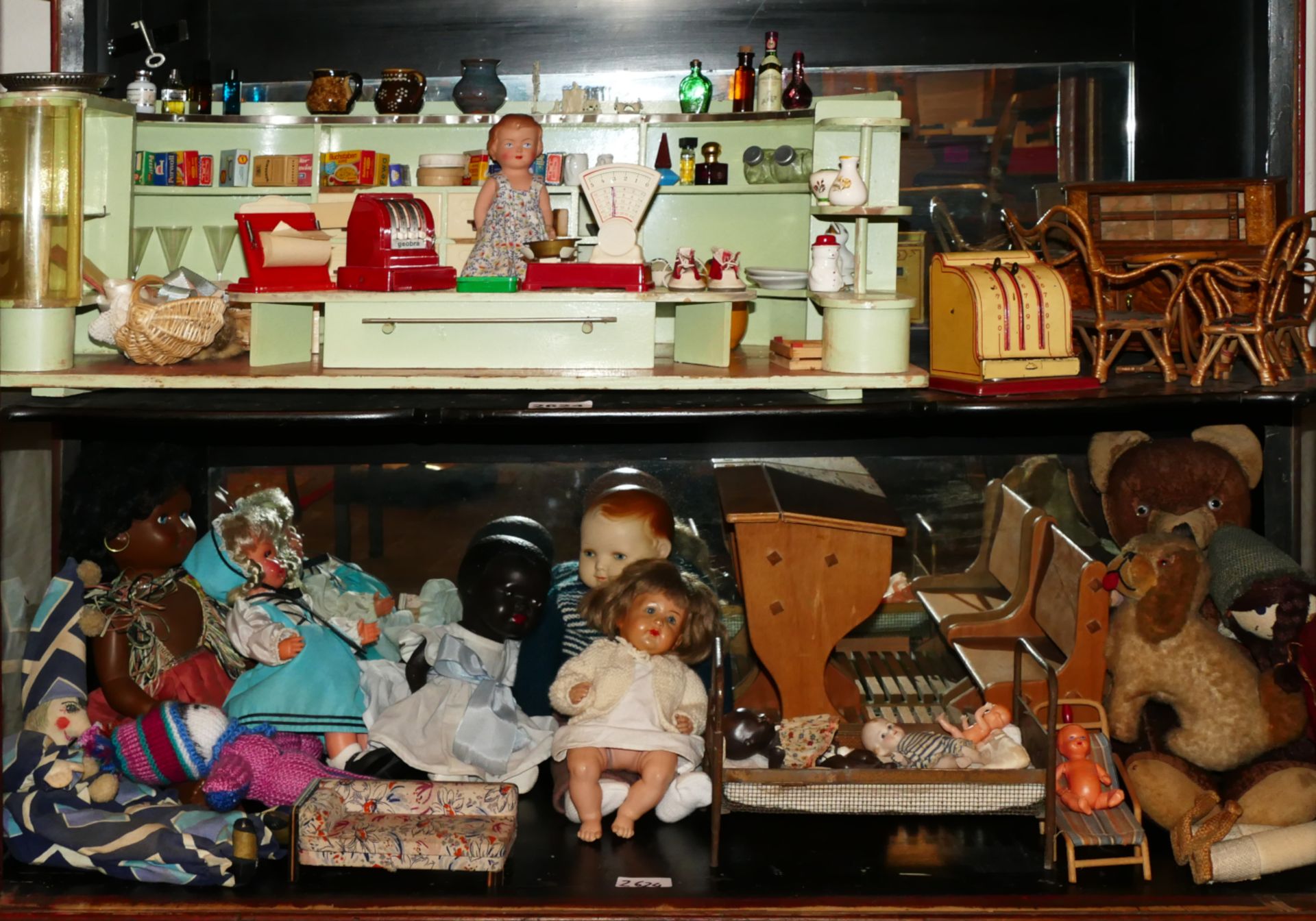 1 Puppenkaufladen wohl 1950er/60er Jahre ca. 25x70x35cm, mit Einrichtung, versch. Puppen Martha MAAR - Image 2 of 2