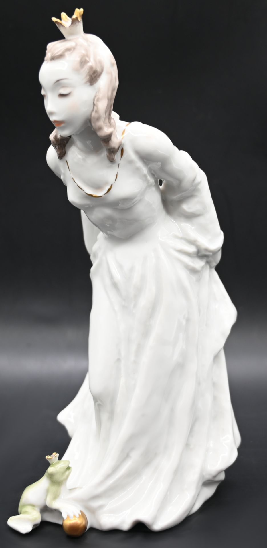 1 Porzellanfigur ROSENTHAL "Prinzessin und der Froschkönig" min. bemalt/goldstaffiert, wohl Entwurf: