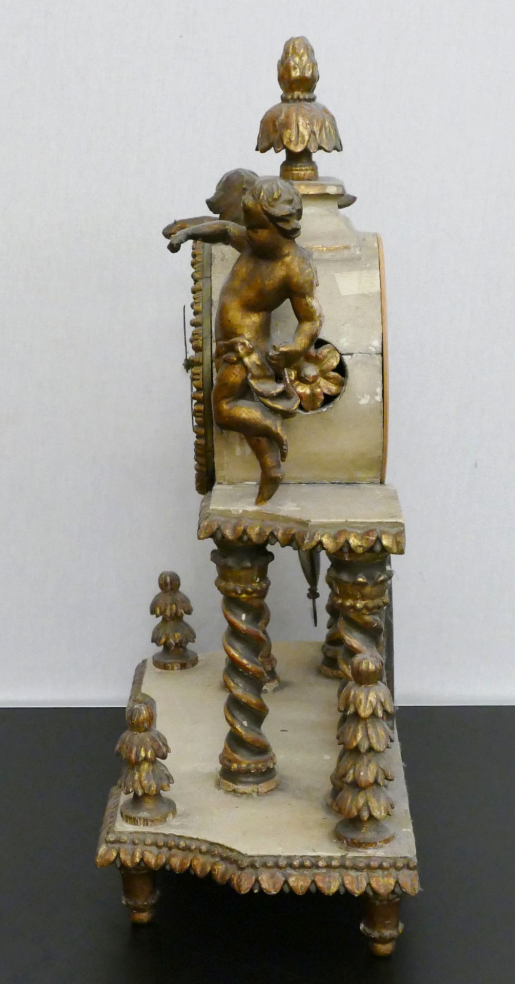1 Säulenuhr wohl um 1800/19. Jh., Holz geschnitzt und goldstaffiert, emailliertes Zifferblatt, - Image 5 of 5