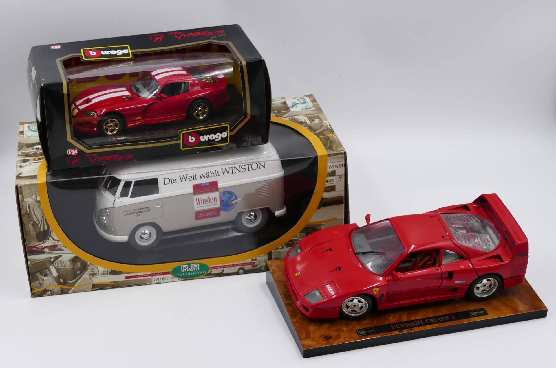 3 Modellautos BURAGO u.a.: "Ferrari F 40", u.a. sowie 1 TIPP-KICKSPIEL mit Originalverpackung, u.a.,
