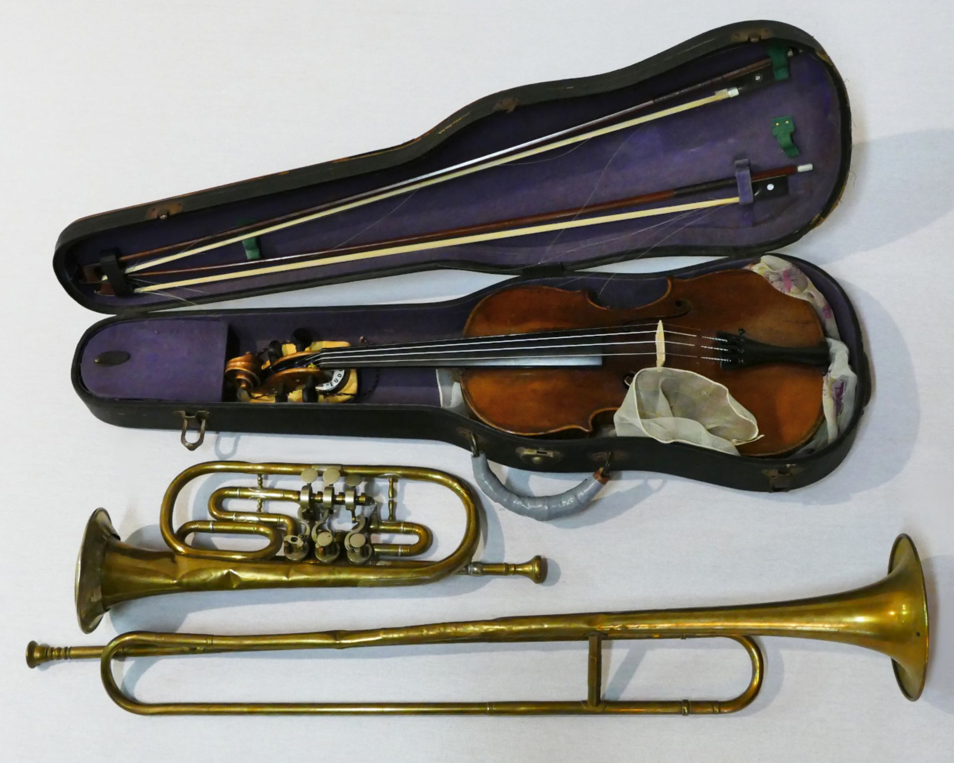 5 Musikinstrumente wohl 20. Jh.: 1 Mandolinette "FISCHER's Fidola" ca. L 55cm, 1 Akkordeon HOHNER "C