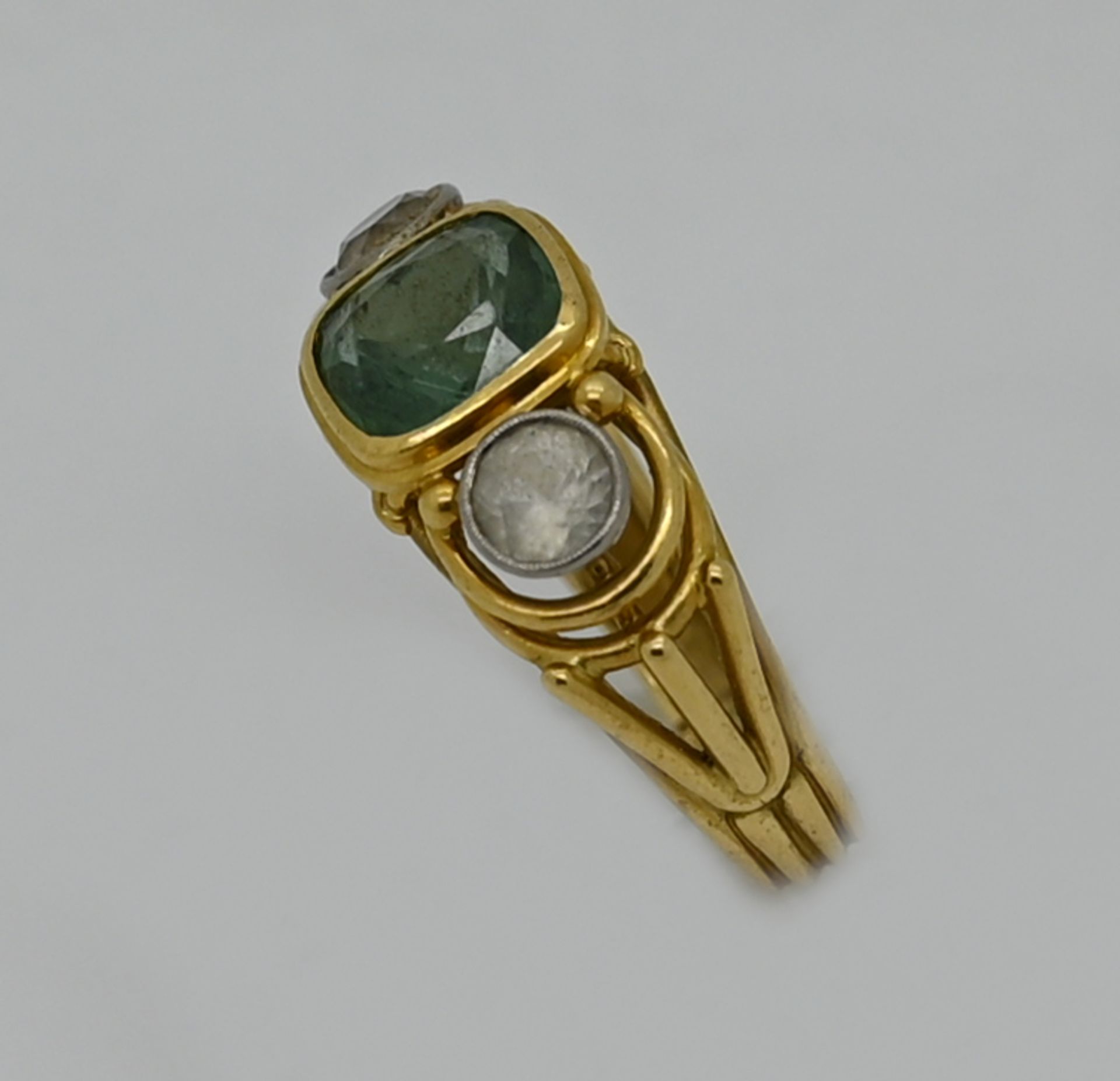 1 Ring GG 18ct., mit grünem Stein und weißen Steinen, Ringgröße ca. 59, Tsp. - Image 2 of 2