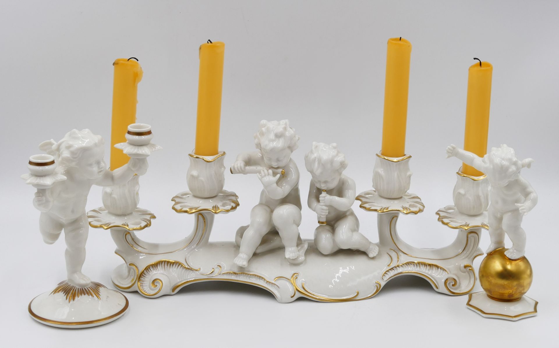 3 Porzellanfiguren je HUTSCHENREUTHER: Figurengruppe/Kerzenständer "Musizierende Knaben" Entwurf: K.