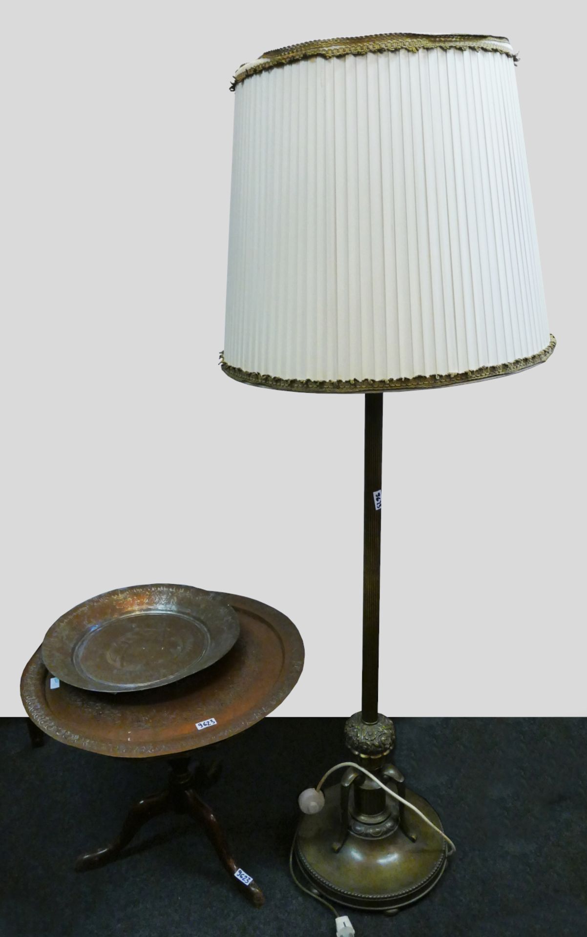 1 Konv. Kleinmöbel/Lampe u.a., 19./20. Jh.: 1 Pfauenthron Korbgeflecht H ca. 119cm, 1 Stehlampe ca. - Image 5 of 5
