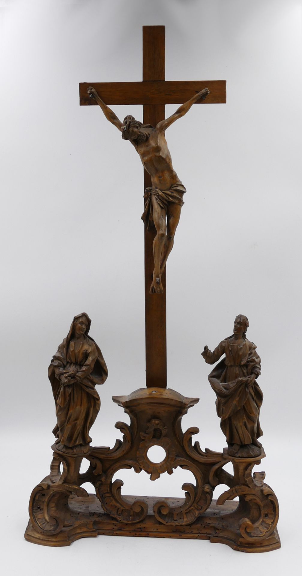 1 Kreuzigungsgruppe wohl 18. Jh. Holz, z.T. wohl ergänzt/erneuert, ca. H 67cm,