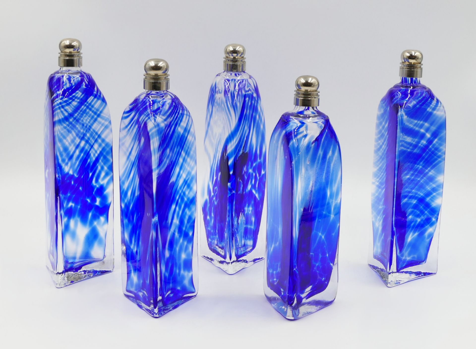 11 Glasobjekte z.T. wohl MURANO: 6 Buntglasfische bis L ca. 32cm sowie 5 dreieckige Glasflaschen tra - Bild 5 aus 5