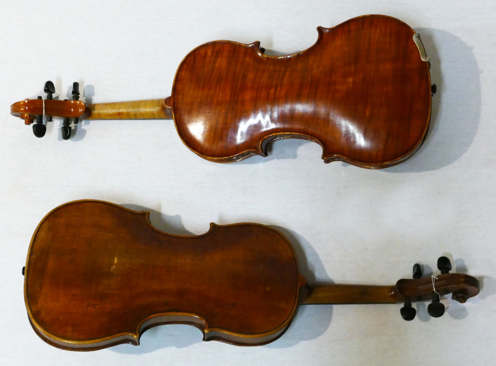 2 Geigen: lt. EL 1x um 1800, je L ca. 60cm, z.T. min. besch. (1x mit ausgewechselter Schnecke, u.a.) - Image 2 of 2