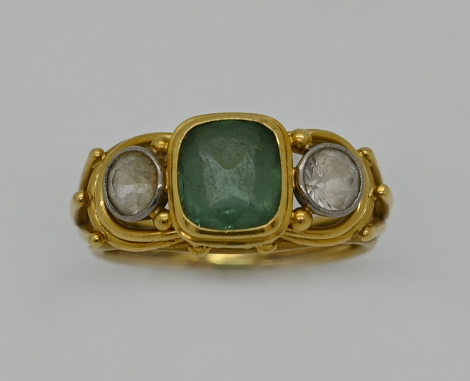 1 Ring GG 18ct., mit grünem Stein und weißen Steinen, Ringgröße ca. 59, Tsp.