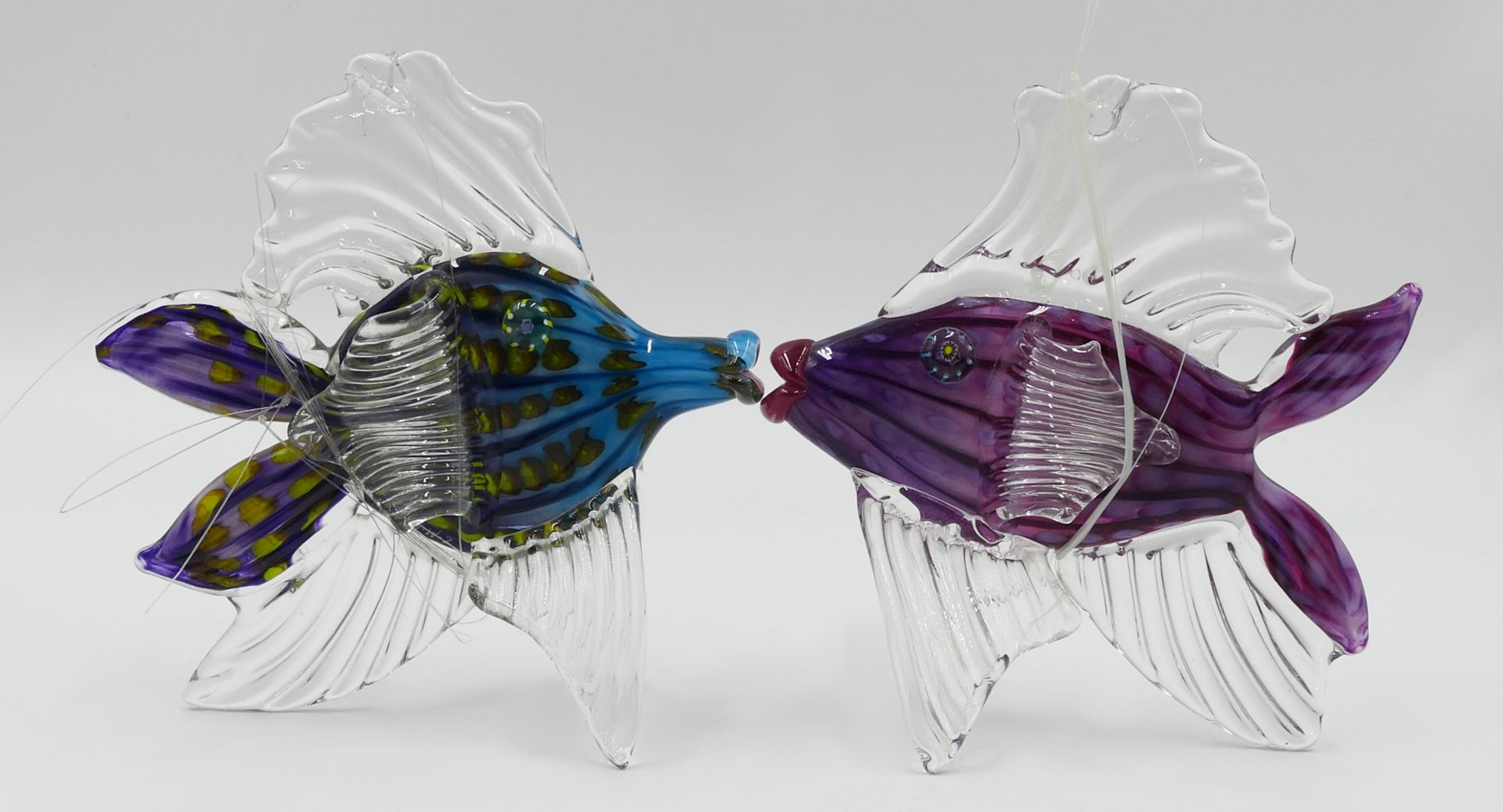 11 Glasobjekte z.T. wohl MURANO: 6 Buntglasfische bis L ca. 32cm sowie 5 dreieckige Glasflaschen tra