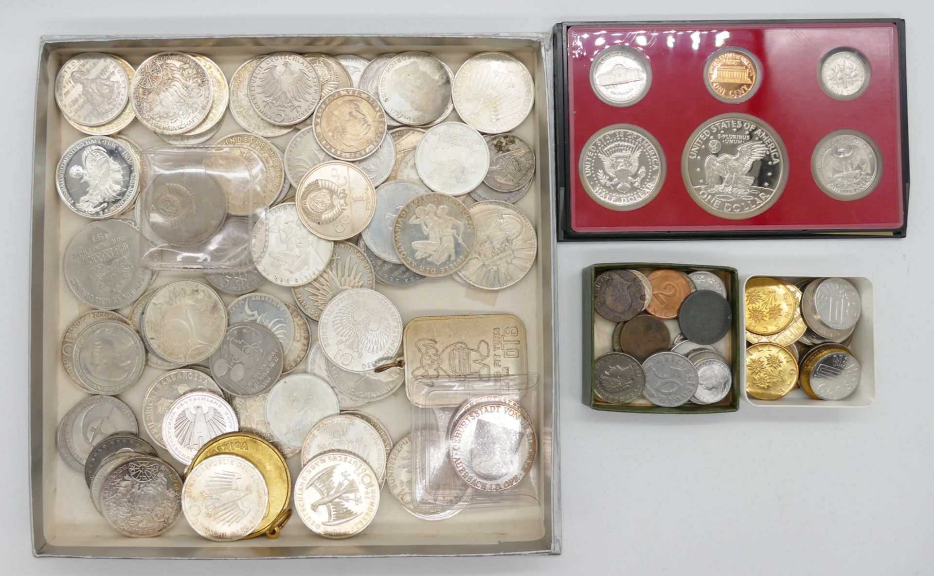 1 Konv. Münzen/Medaillen: Silber, Metall u.a., BRD 5/10 DM, USA u.a., in der Schachtel, je Asp./Gsp.