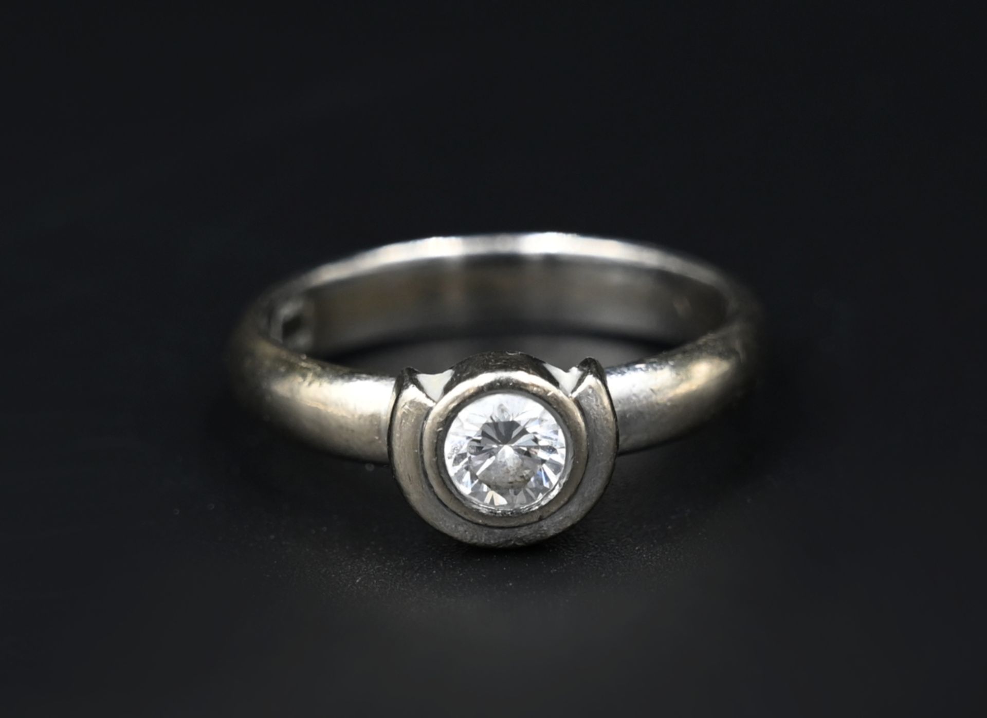 1 Damenring WG 14ct., mit Solitärbrill. wohl ca. 0,3ct., Ringgr. ca. 61, Tsp.