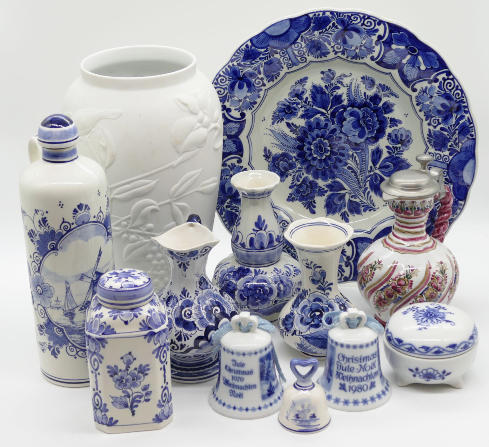1 Konv.: Keramik DELFT blau z.B. Wandteller D ca. 29cm, Teedose H ca. 13cm sowie 1 Porz.-Vase HUTSCH