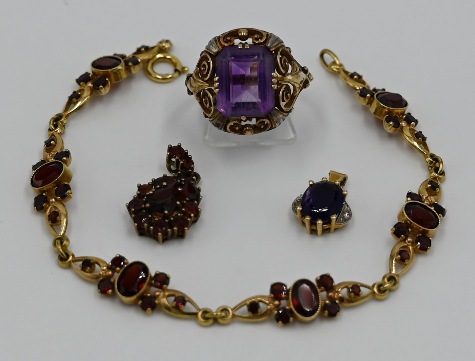 1 Anhänger GG 14ct. mit Amethyst & Diamanten, 1 Armband, 1 Anhänger, je GG 8ct., je mit Granate, sow