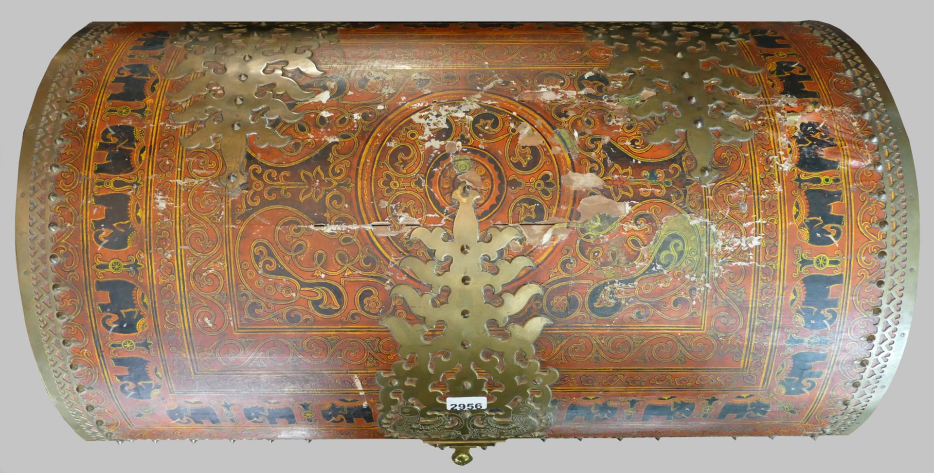 1 Runddeckeltruhe Holz mit bemalter Stoffbespannung "Elefantendekor im indischen Stil" und Messingbe - Image 2 of 2