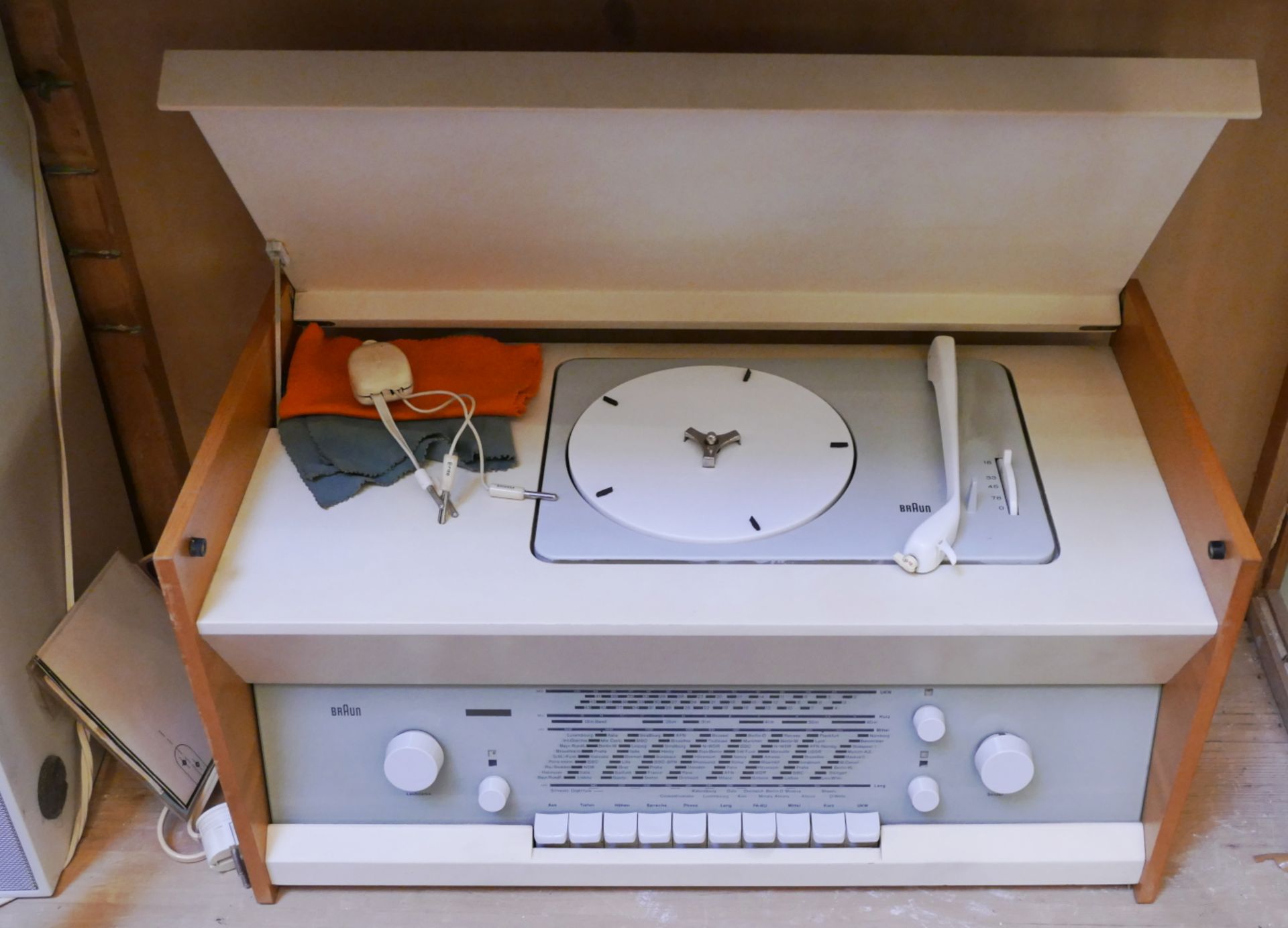 1 Radiogerät mit Plattenspieler BRAUN "Atelier 1-81" wohl 1950er Jahre Holz z.T. weiß lackiert, Ster