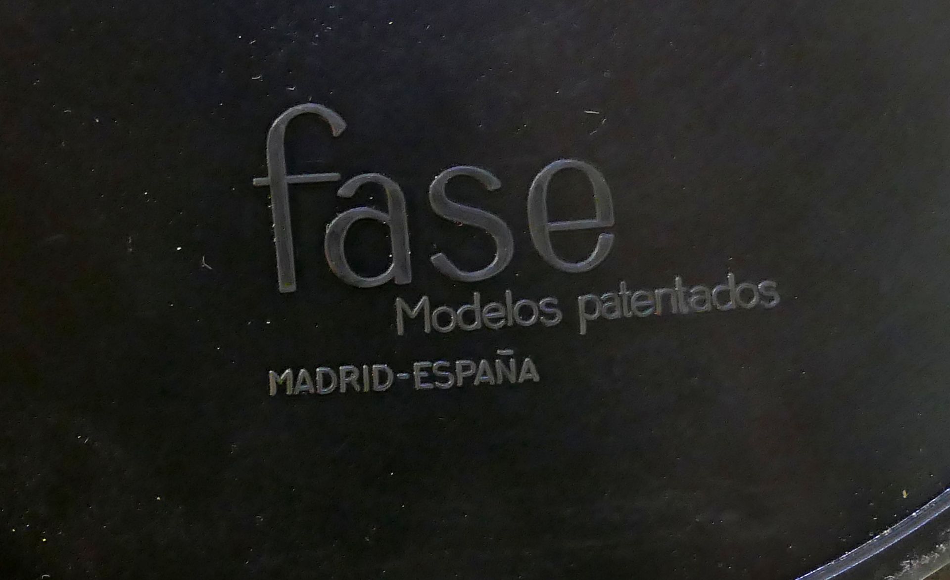 1 Designertischlampe FASE, Madrid/Spanien "Falux" wohl 1960er Jahre schwarz lackierter Metallsockel - Image 3 of 3