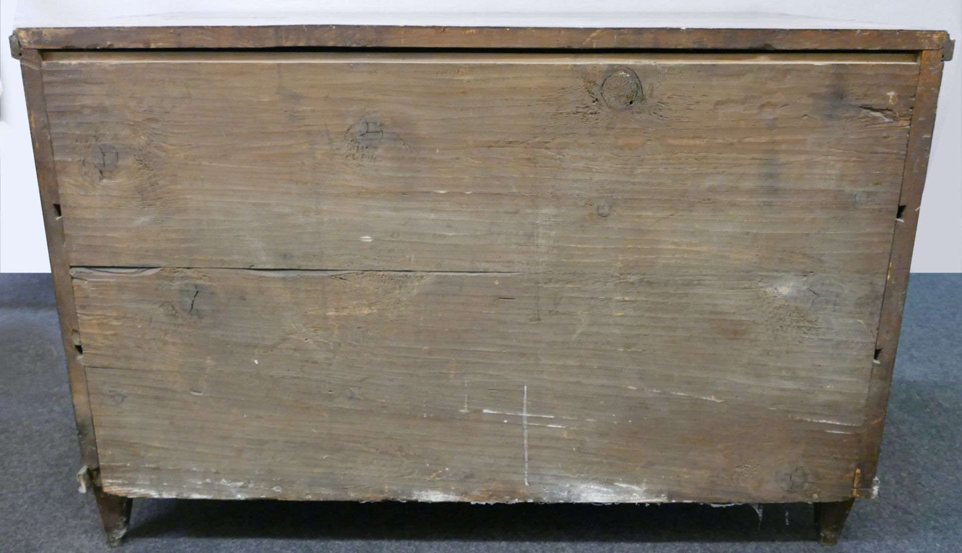 1 Kommode wohl um 1800 Holz Nussbaum furniert mit Bandintarsien u.a., Messingbeschläge/-schlüsselfel - Image 5 of 5
