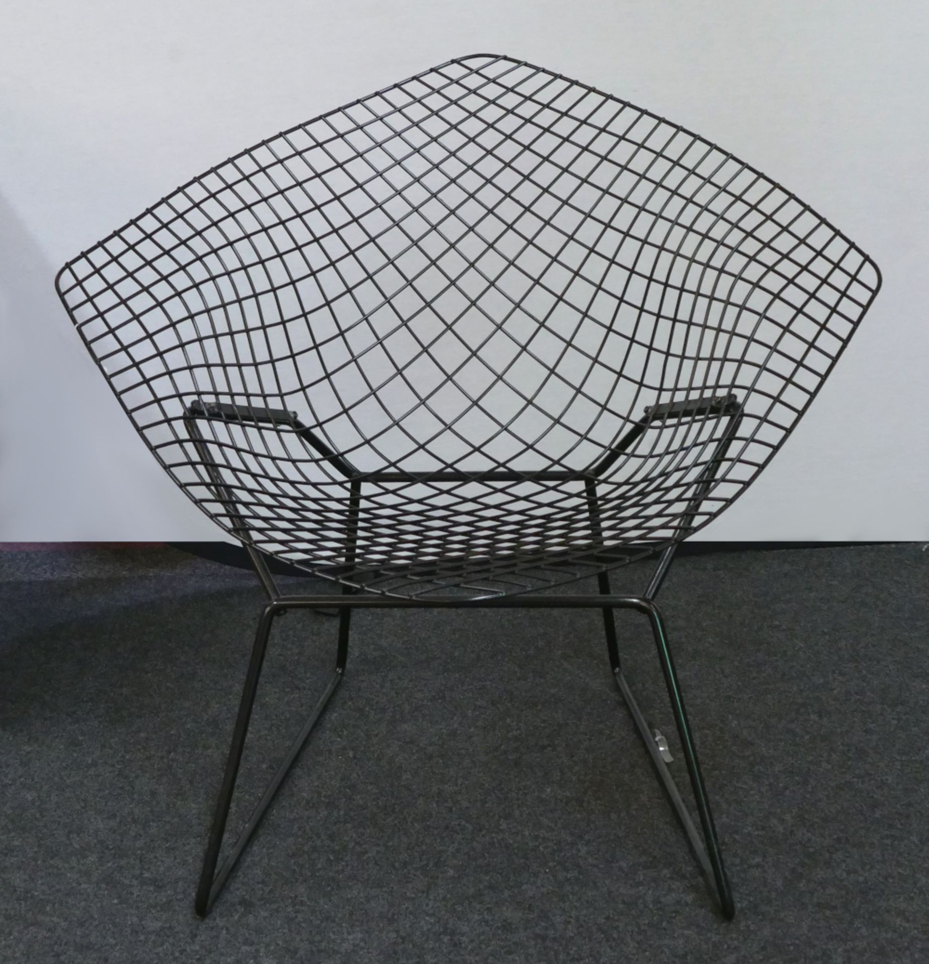 1 Armlehstuhl "Diamond Chair" Entwurf wohl Harry BERTOIA für Knoll International, schwarz emailliert
