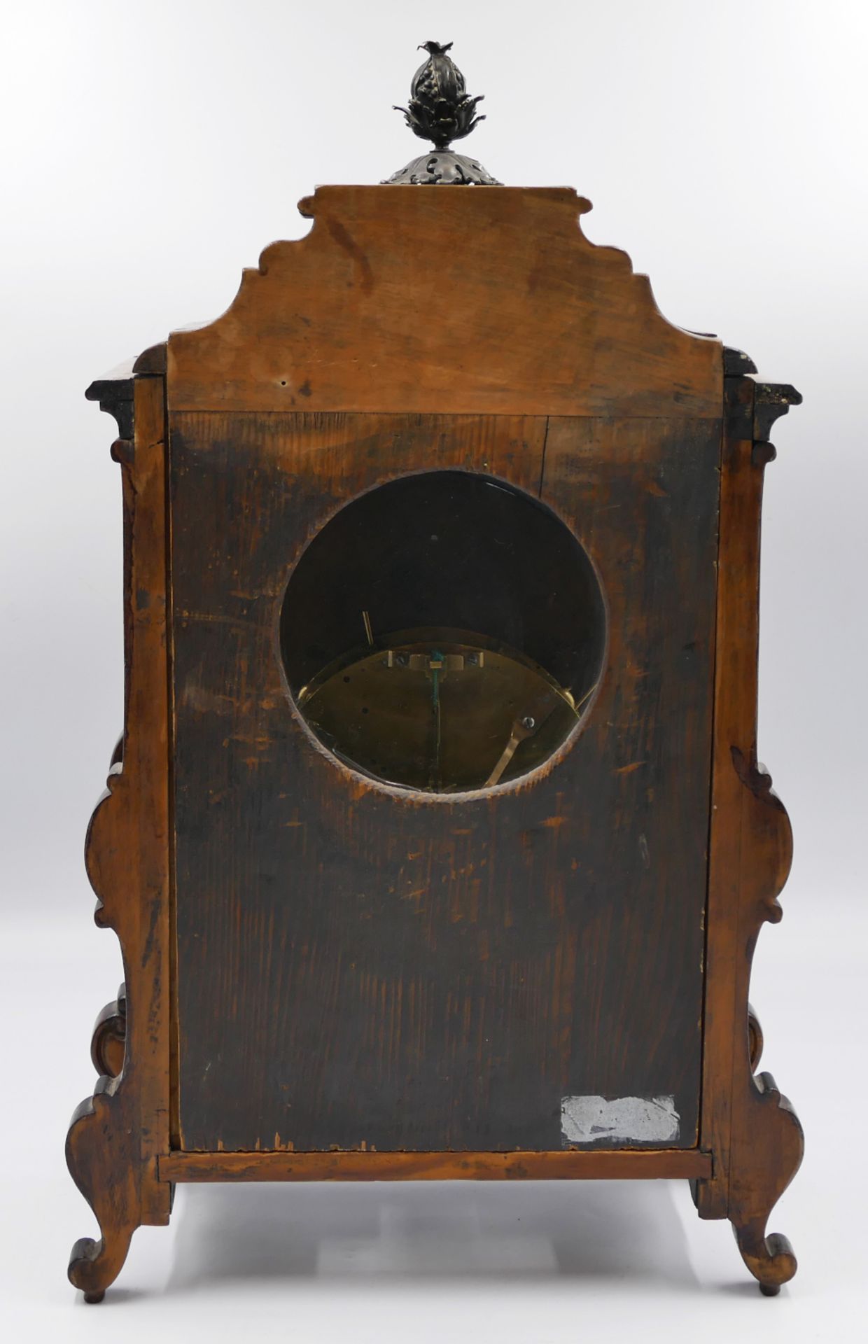 1 Tischuhr/Stockuhr lt. beiliegender Schätzung Fränkisch um 1750, Holzgehäuse beschnitzt, emailliert - Image 4 of 5