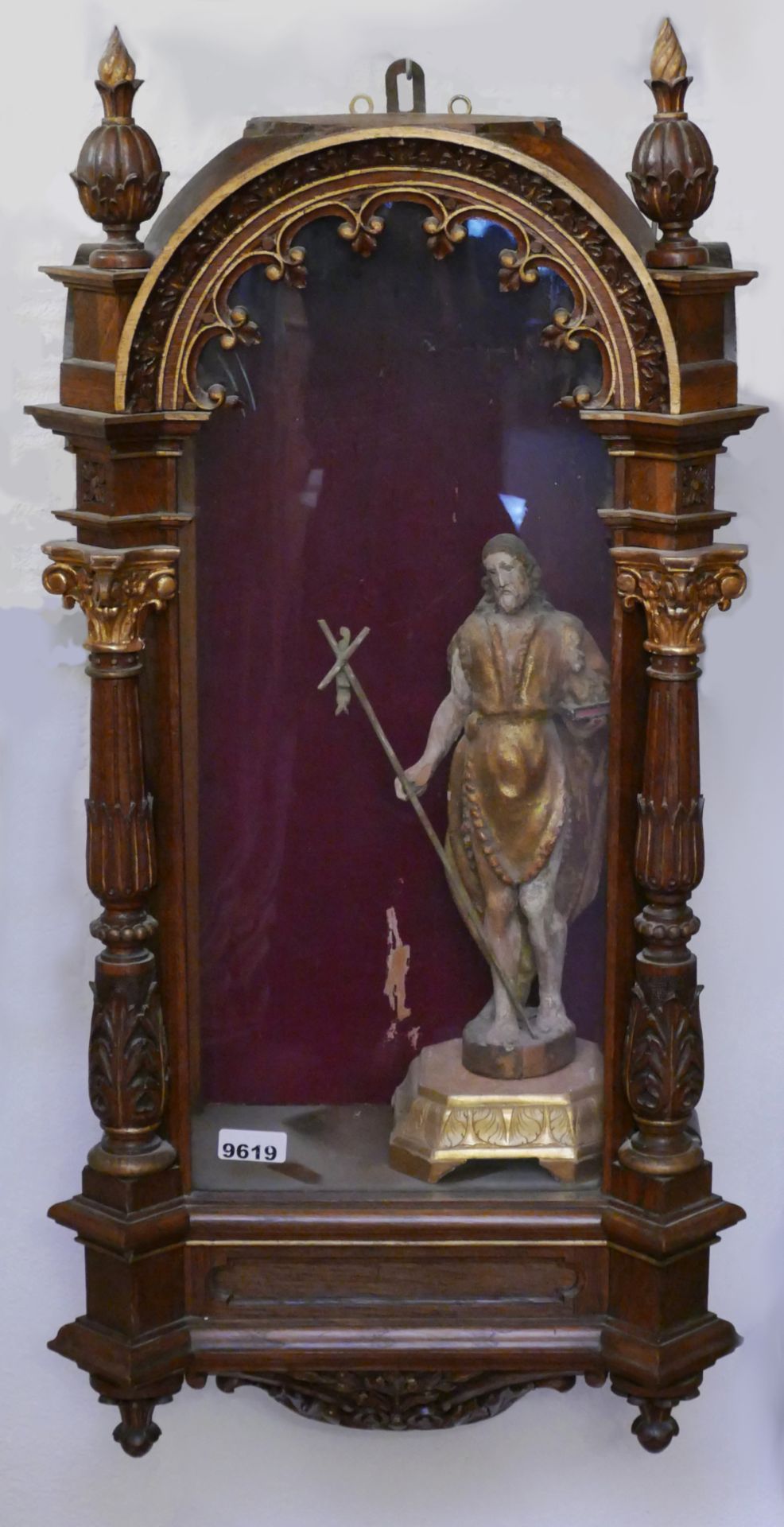 1 Schauvitrine Holz beschnitzt z.T. vergoldet, abgeschränkte Ecken mit Säulen, ca. 90x48x25cm