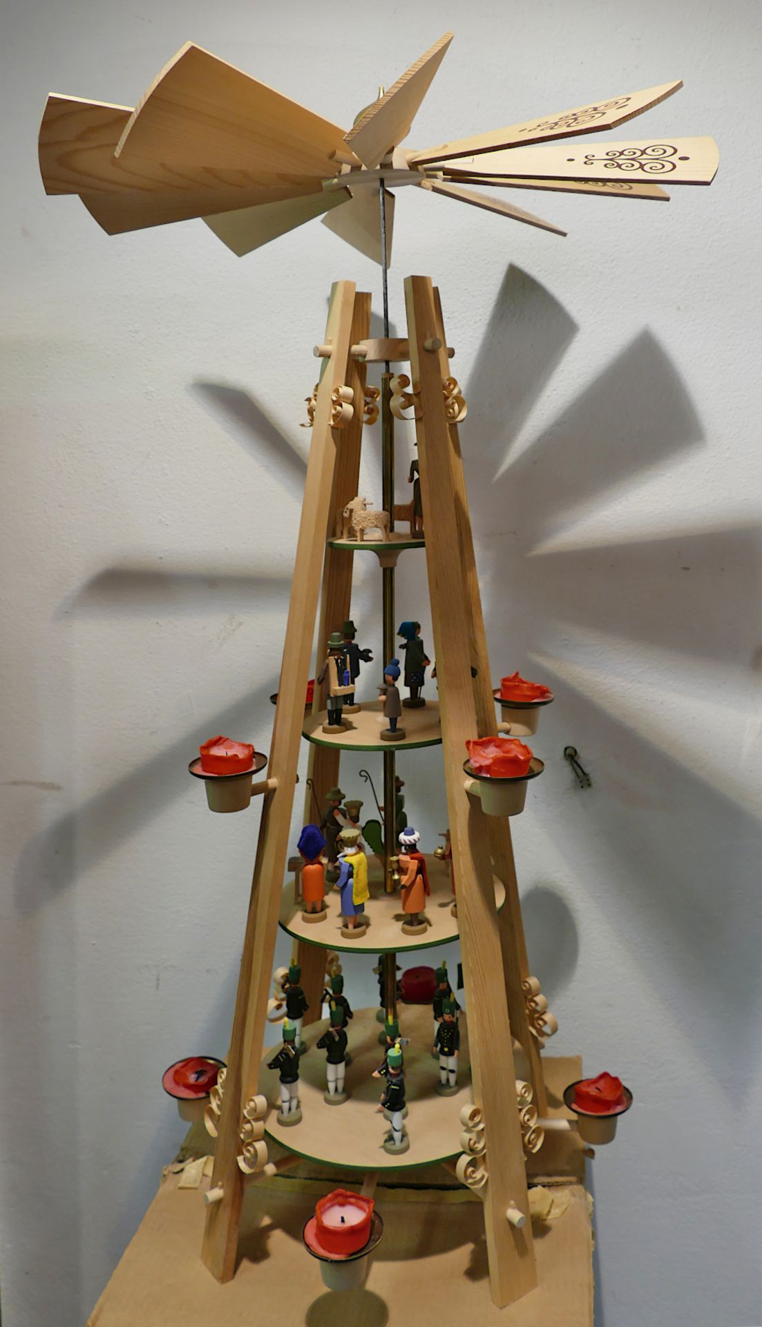 1 Erzgebirgische Weihnachtspyramide VERO 4-stöckig für 8 Kerzen, ca. H 100cm, mit Originalkartonage