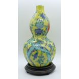 1 Vase Porzellan wohl 19. Jh. gelber Fond im Familie Rose-Stil, ca. H 37,5cm, mit Echtheitszertifika