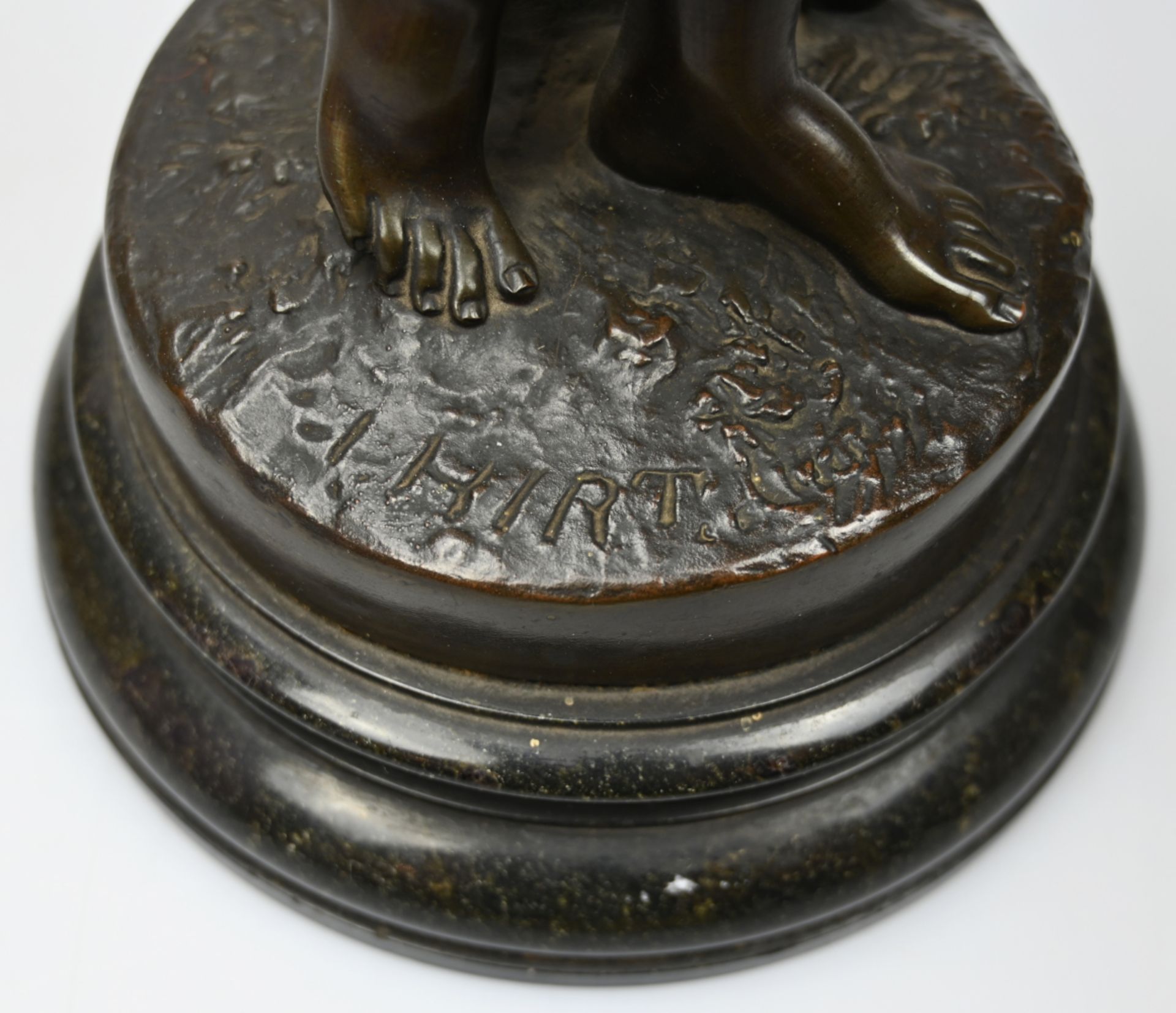 1 Bronzeplastik auf Plinthe sign. I. HIRT (wohl Johannes H. 1859-1917) "Diana-Die Göttin der Jagd" - Image 6 of 6