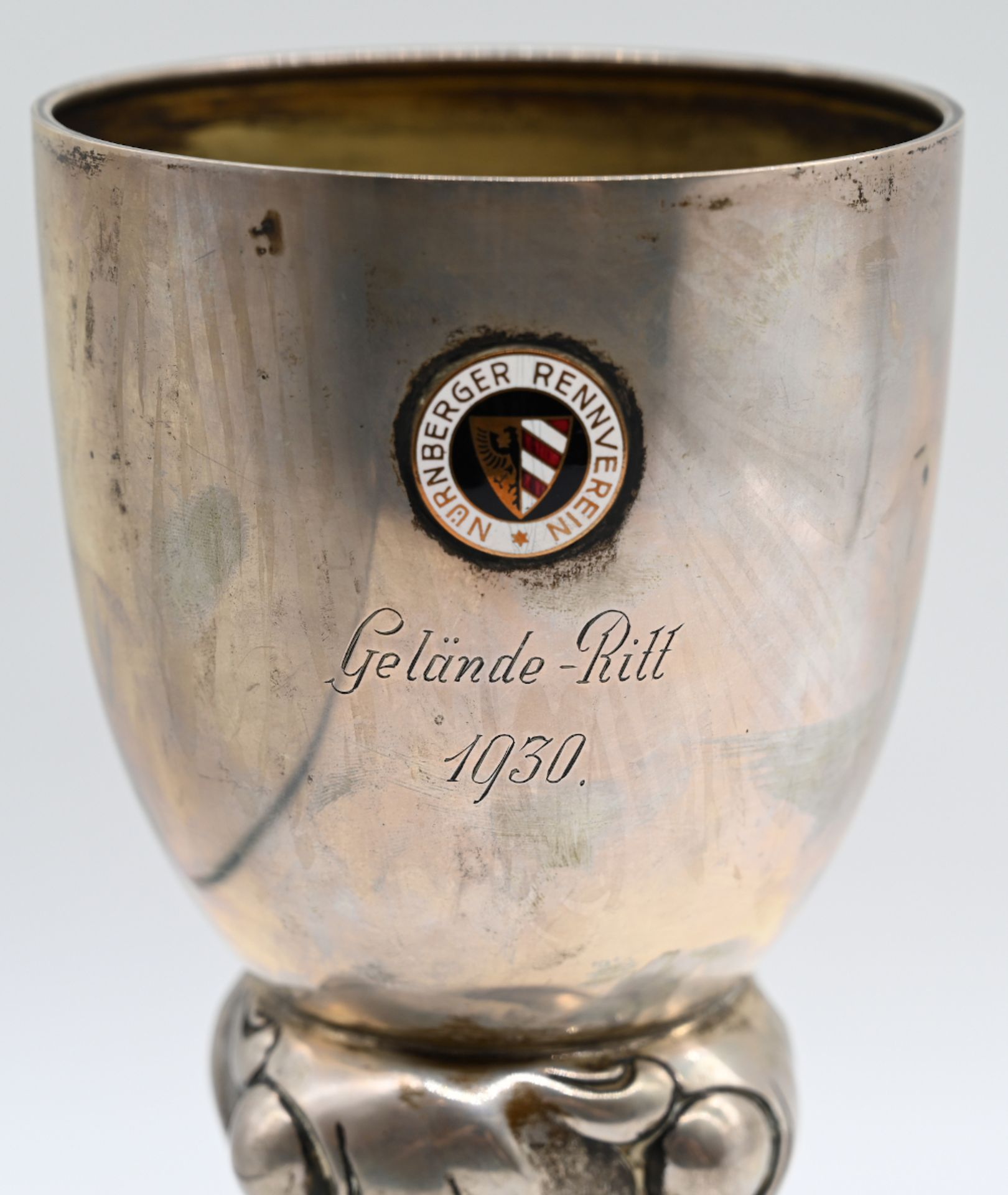 1 Pokal Silber 800 "Nürnberger Rennverein Gelände-Ritt 1930" Mittelstück verziert, H ca. 22cm, - Image 2 of 2
