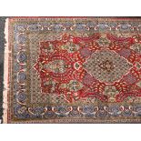 1 Orientteppich Persien Wolle, rotgrundig, Vasen- und Vogeldekor,