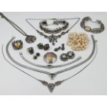 1 Konv. Trachtenschmuck u.a.: Silber (ca. 14 Teile), Metall u.a., z.T. mit Granate, Grandeln und Per