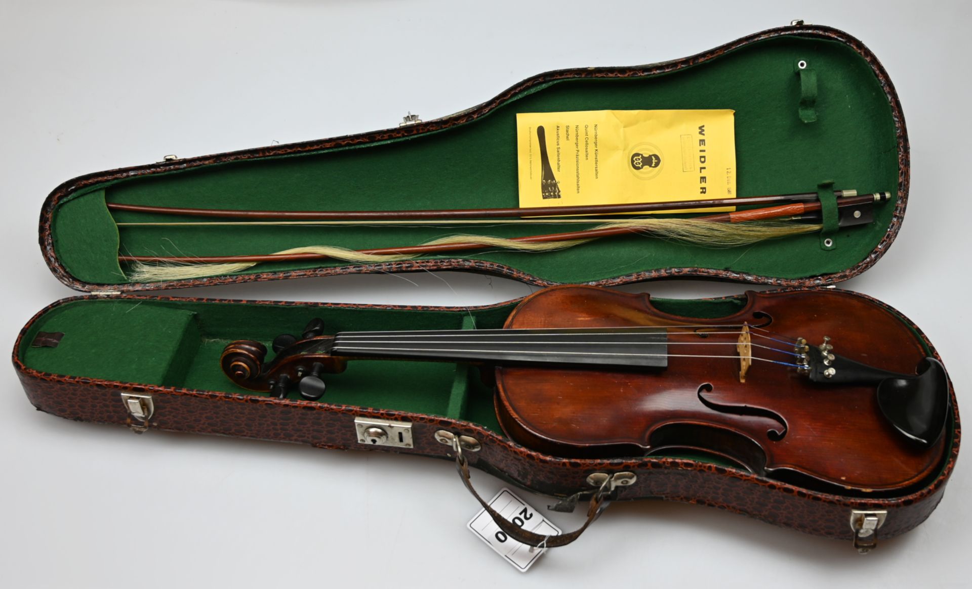 1 Geige innwandig auf Klebezettel bez. "Joseph Anton HAFF, Augsburg 1892"