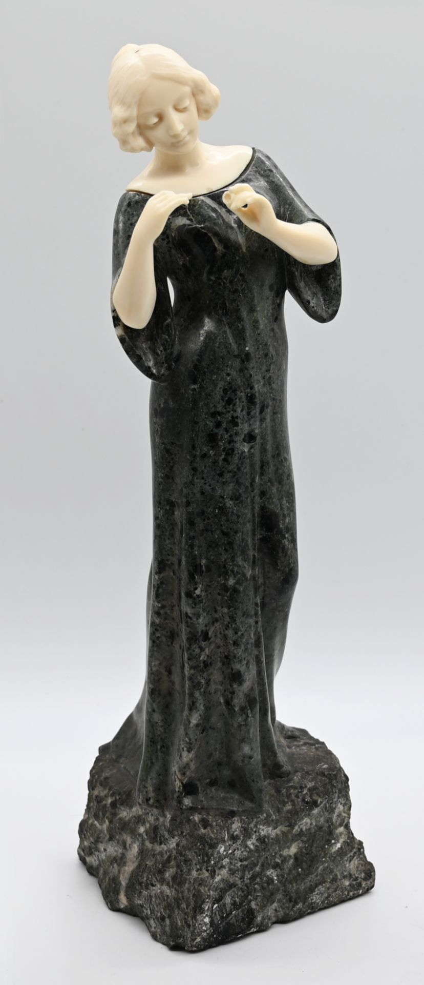 3 Figuren: 1 Bronze rücks. bez. H. MÜLLER (wohl Hans M. 1873-1937) "Christus" ca. H 22cm, mit Sockel - Image 2 of 2