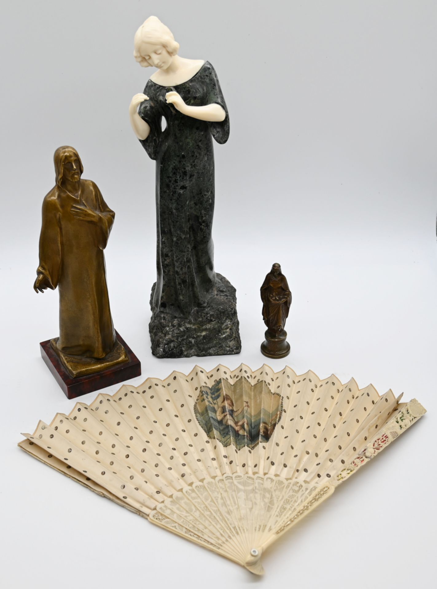 3 Figuren: 1 Bronze rücks. bez. H. MÜLLER (wohl Hans M. 1873-1937) "Christus" ca. H 22cm, mit Sockel