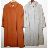 1 Mantel Cashmere/Wolle orange LAMAR, 1 Mantel Lama/Alpaka grau, 1 Mantel wohl Samtnerzmosaik braun,