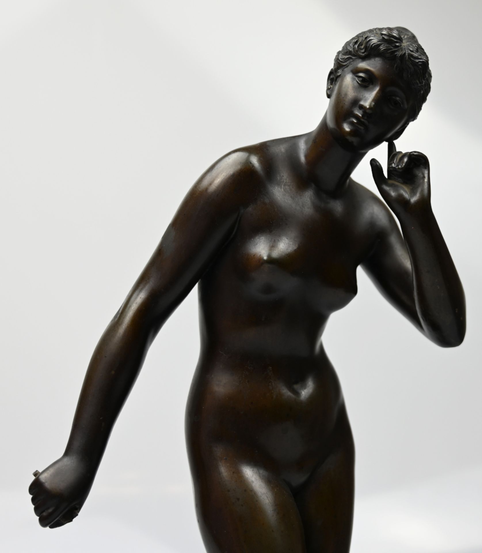 1 Bronzeplastik auf Plinthe sign. I. HIRT (wohl Johannes H. 1859-1917) "Diana-Die Göttin der Jagd" - Image 2 of 6
