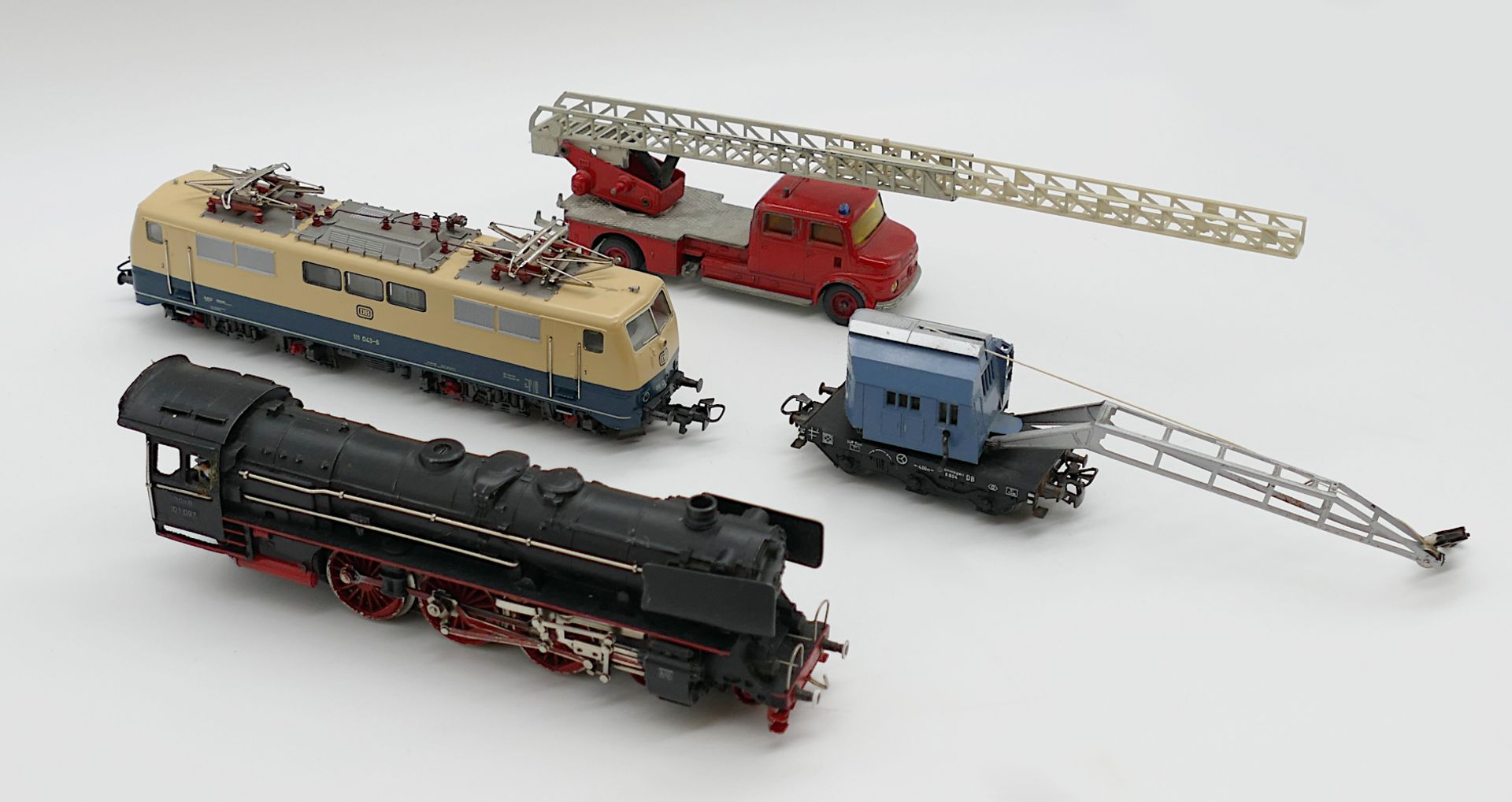 1 Konv. Modelleisenbahn Spur H0: ca. 7 Dampf-/Elektrolokomotiven/Triebwagenzug je MÄRKLIN, mit ca. 3