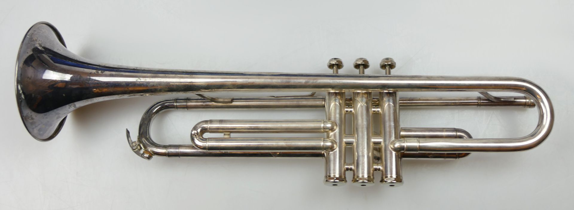 1 Trompete wohl versilbert 20. Jh. ca. L 49cm, mit Mundstück und Tragekoffer, u.a., z.T. ber., je As - Bild 2 aus 4