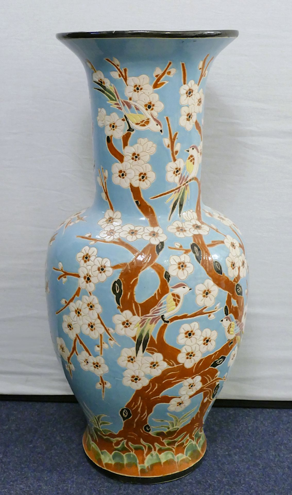 1 Bodenvase Keramik 20. Jh. mit asiatischem Kirschblütendekor auf blauem Grund, H ca. 81cm, z.T. min