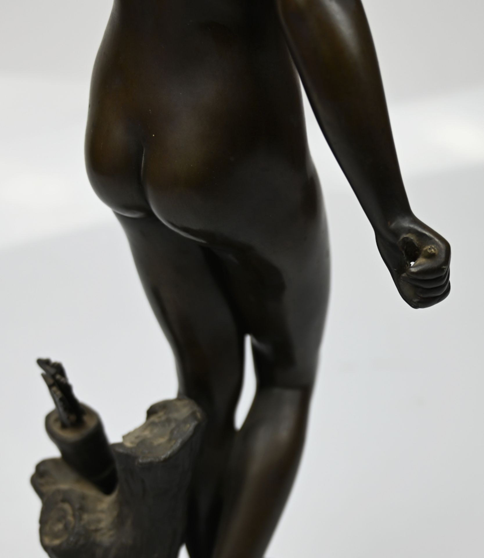 1 Bronzeplastik auf Plinthe sign. I. HIRT (wohl Johannes H. 1859-1917) "Diana-Die Göttin der Jagd" - Image 5 of 6