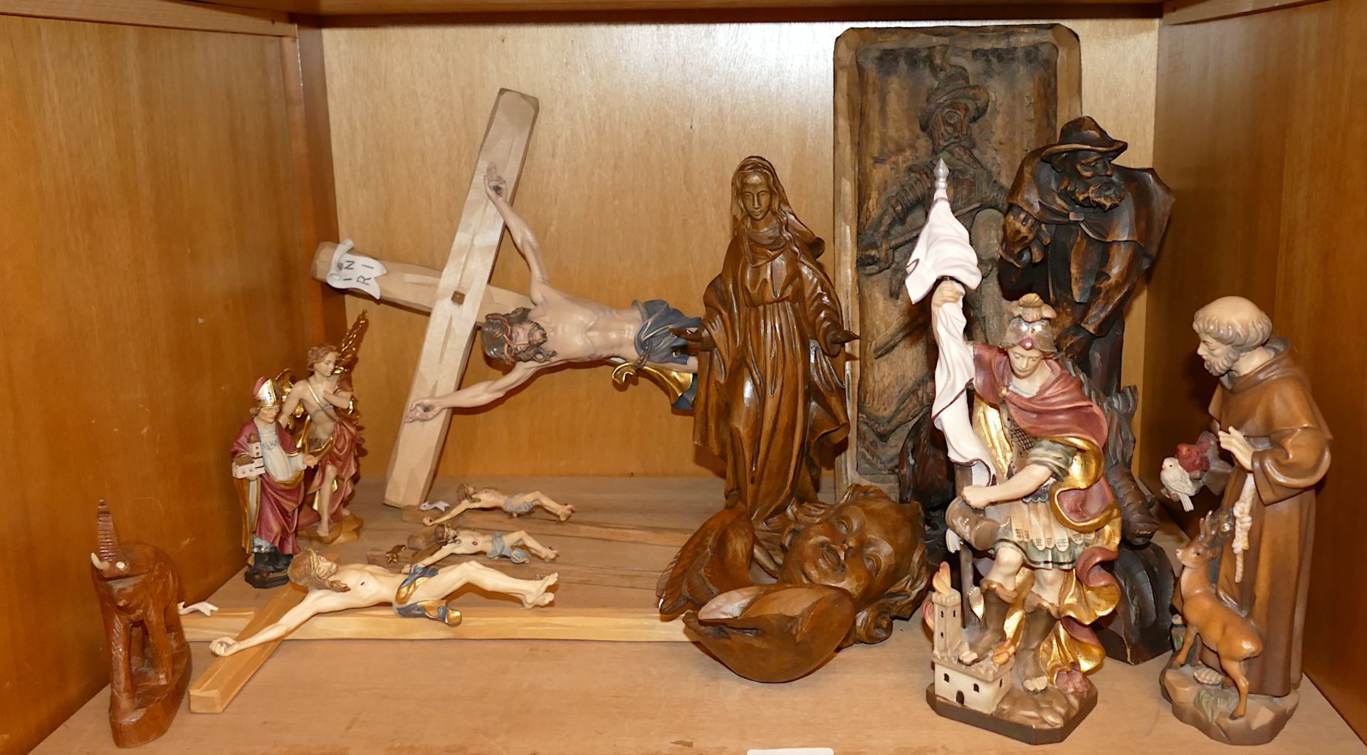 14 Figuren Holz u.a. nztl. z.T. farbig gefasst: "Kruzifixe" bis H ca. 70cm, "Heiliger Florian" H ca. - Image 2 of 2