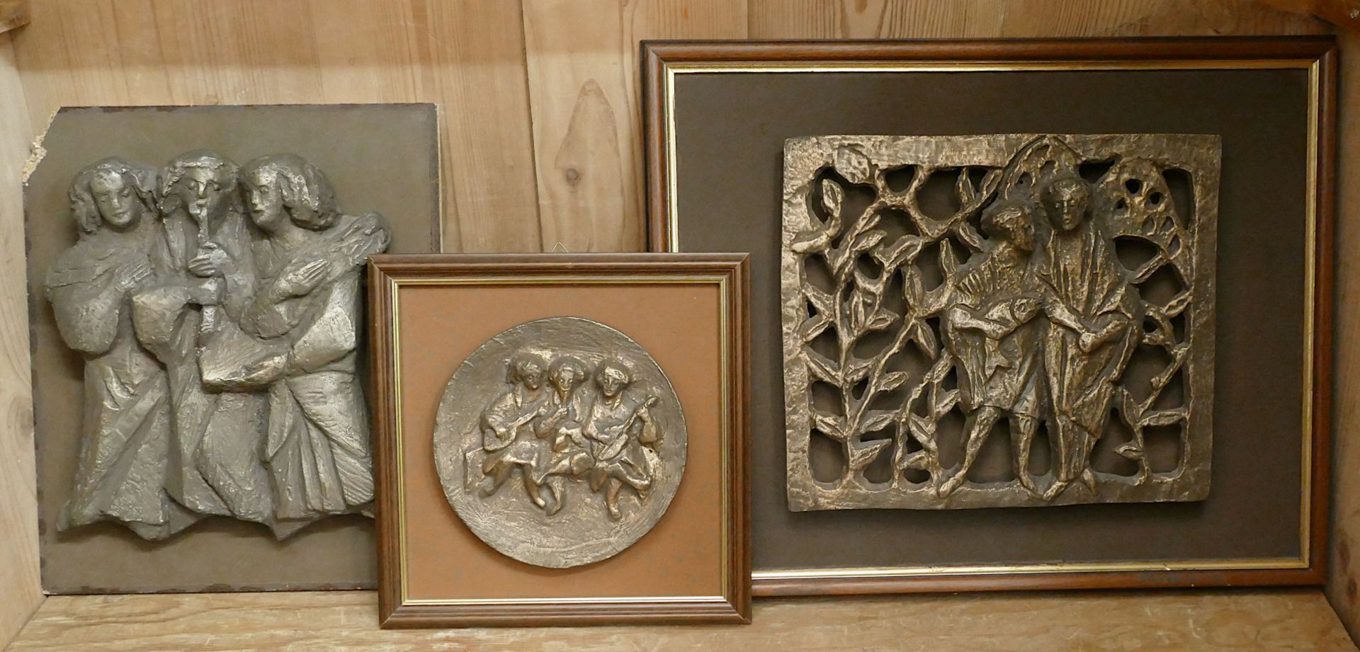 3 Wandappliken/Bronzereliefs z.T. rücks. sign. Gisela BÄR (wohl 1920 Pforzheim-1991 Ebd.) "Die Speis