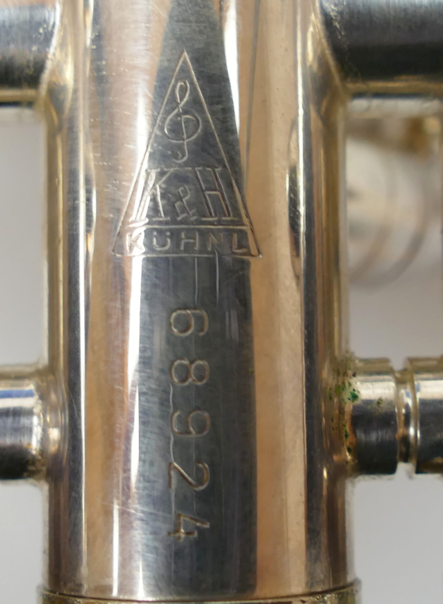 1 Trompete wohl versilbert 20. Jh. ca. L 49cm, mit Mundstück und Tragekoffer, u.a., z.T. ber., je As - Bild 4 aus 4