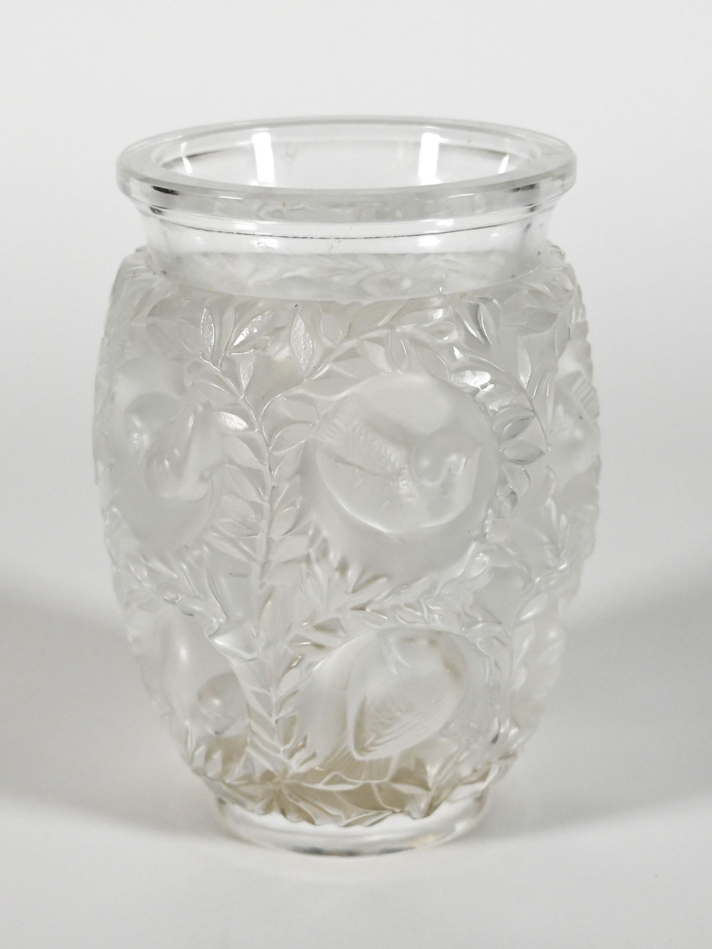 Vase, Lalique, France, 'Spatzen'