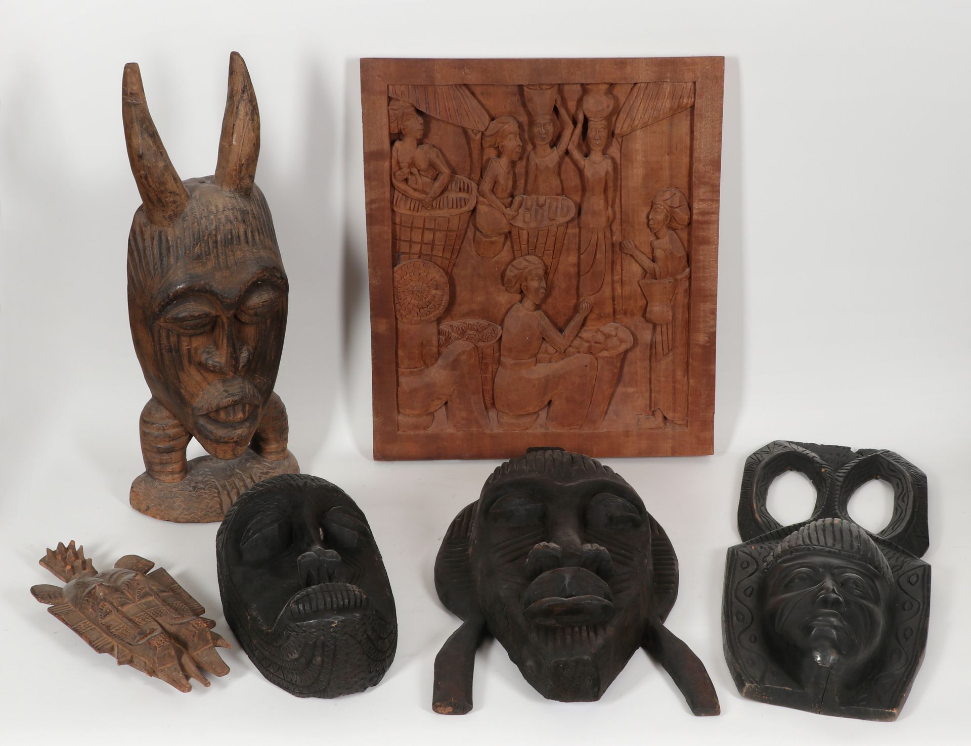 Fünf afrikanische Holzschnitzereien