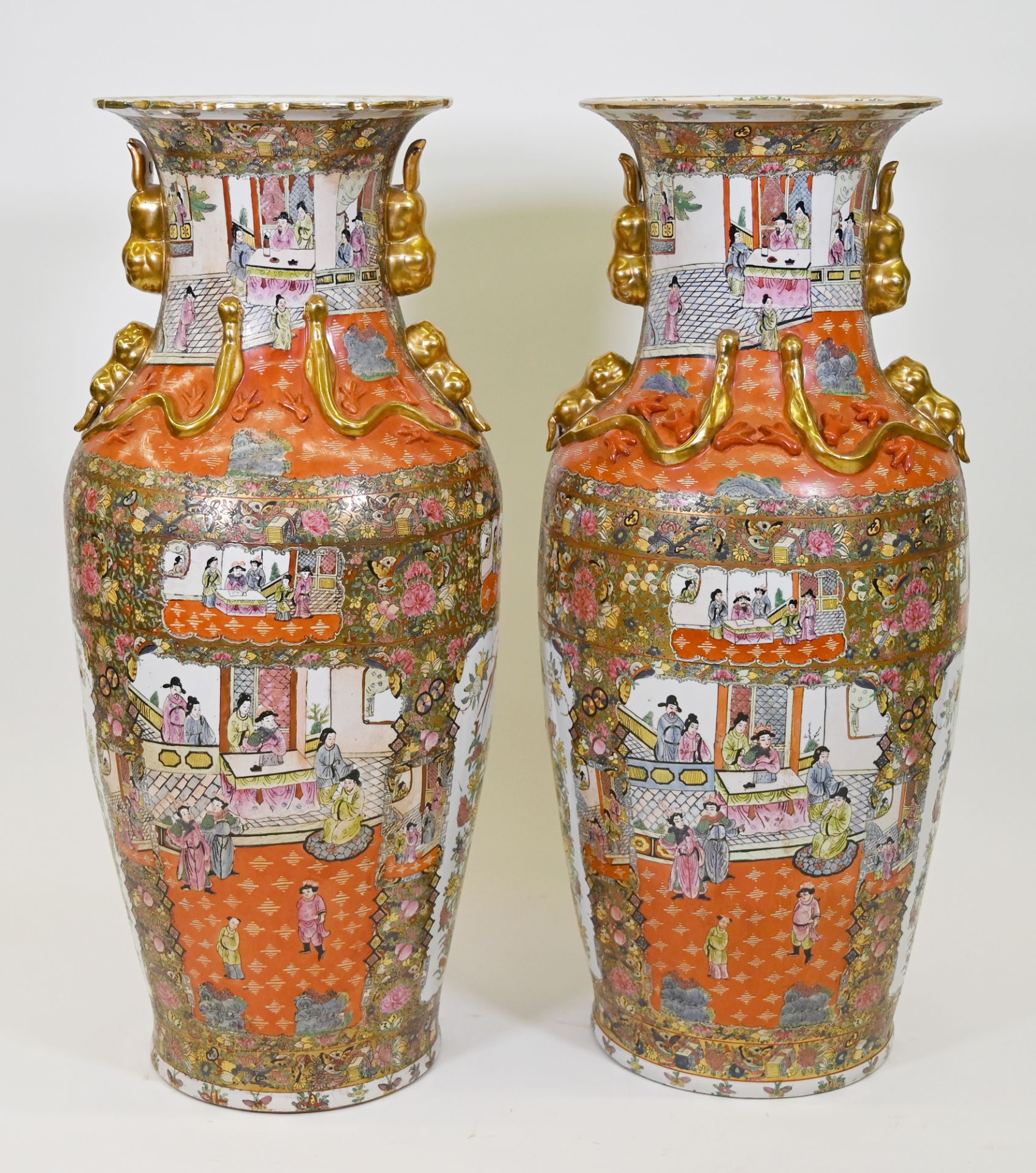 Zwei Porzellanvasen, China