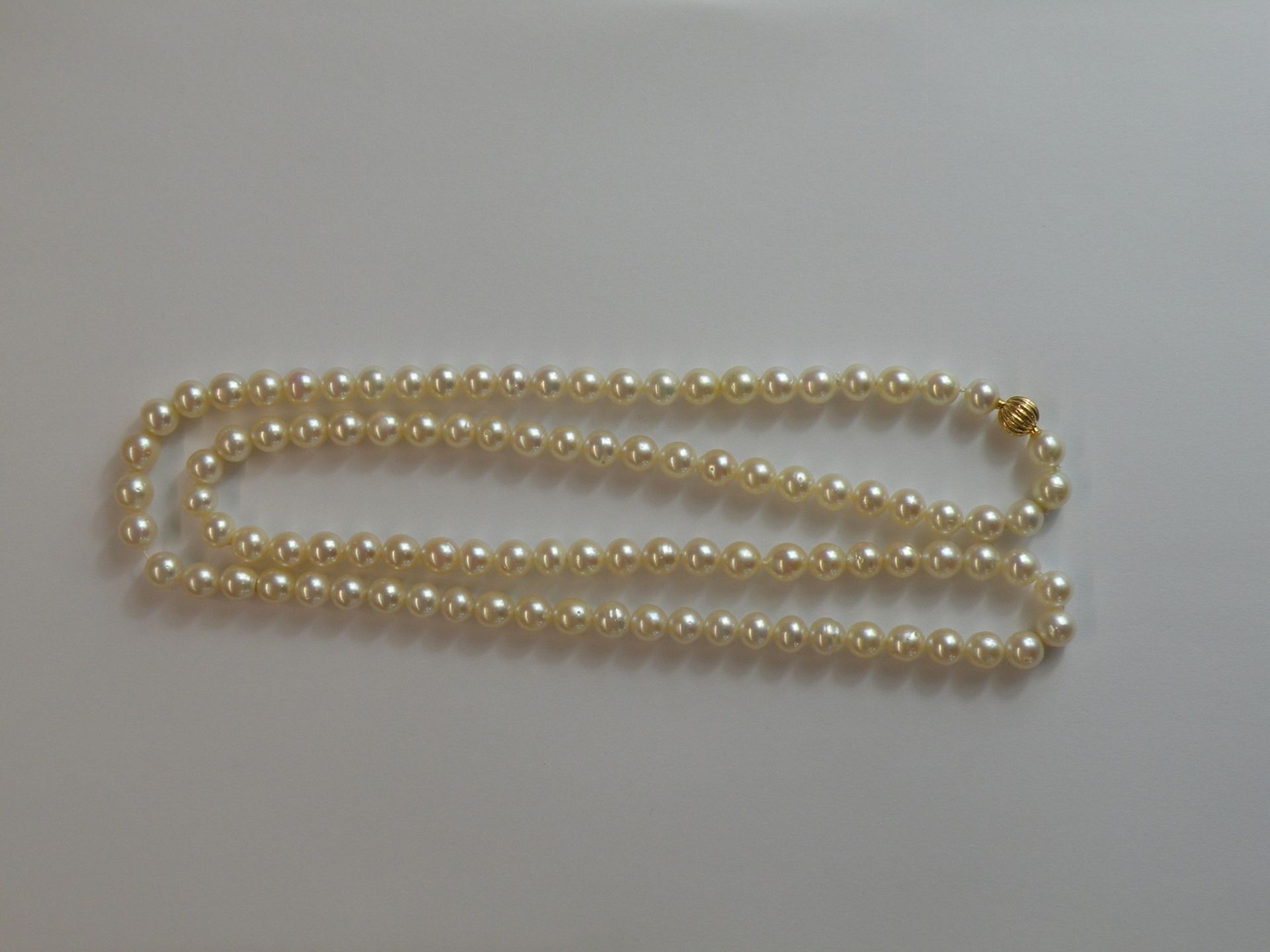 Lange Perlenkette mit großen Perlen