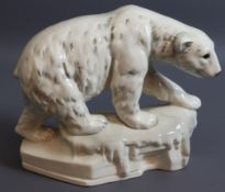 Keramikfigur schreitender Eisbär, Mitte bis zweite Hälfte des 20. Jh., deutsch