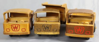 Drei Holzspielzeuge der DDR, Herstellungszeitraum 1972-1990, 3 LKWs